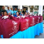 เทศบาลตำบลราไวย์มอบถุงเครื่องอุปโภคบริโภคให้แก่ชาวบ้านตำบลราไวย์ในวันแห่งความรัก